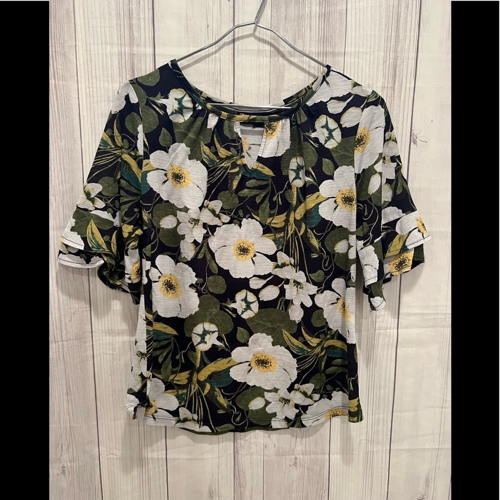 NEW YORK & COMPANY short sleeve green flower top / size M